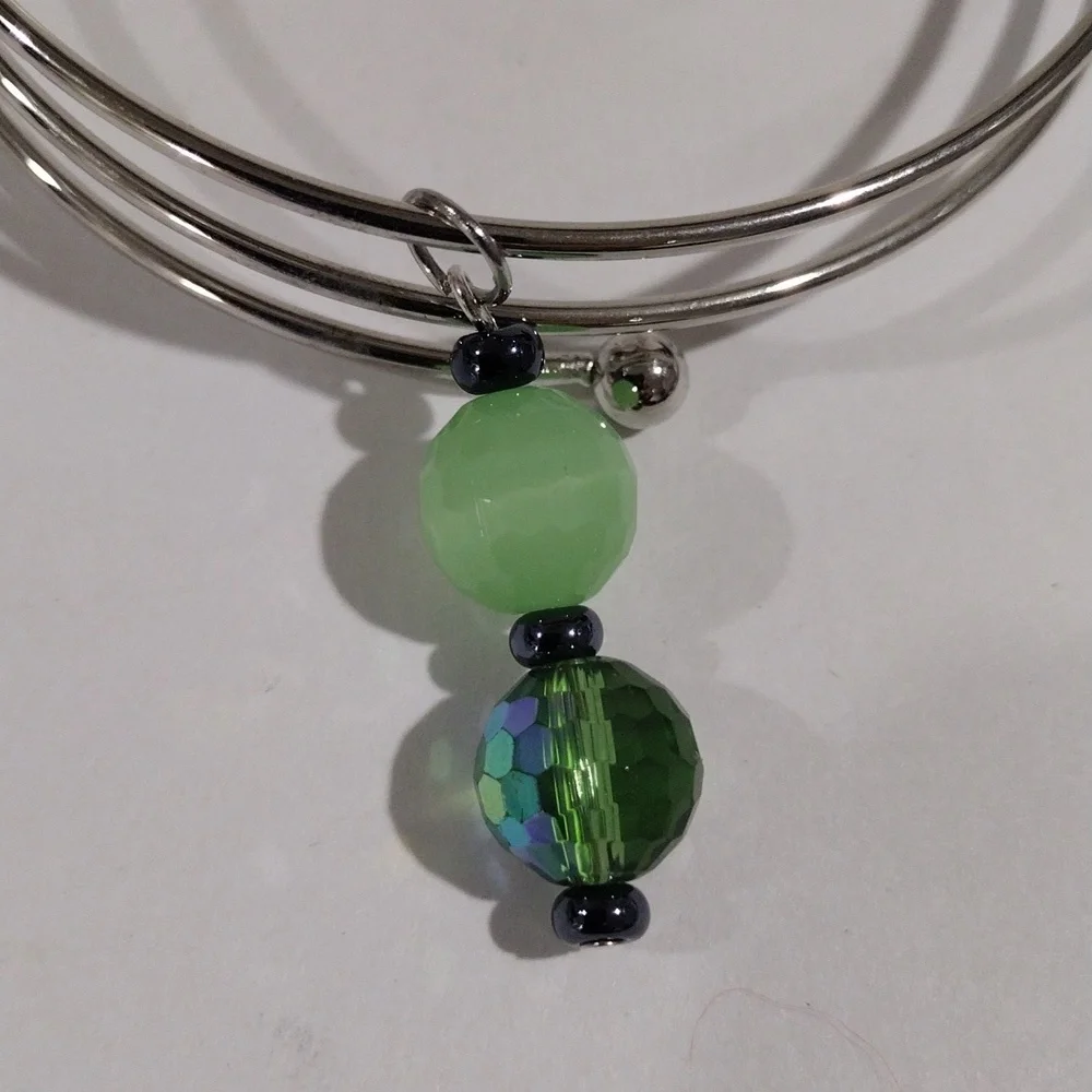 Silver-tone Wire Bangle Bracelet with Green Beaded Charm – Elegant Women Jewelry